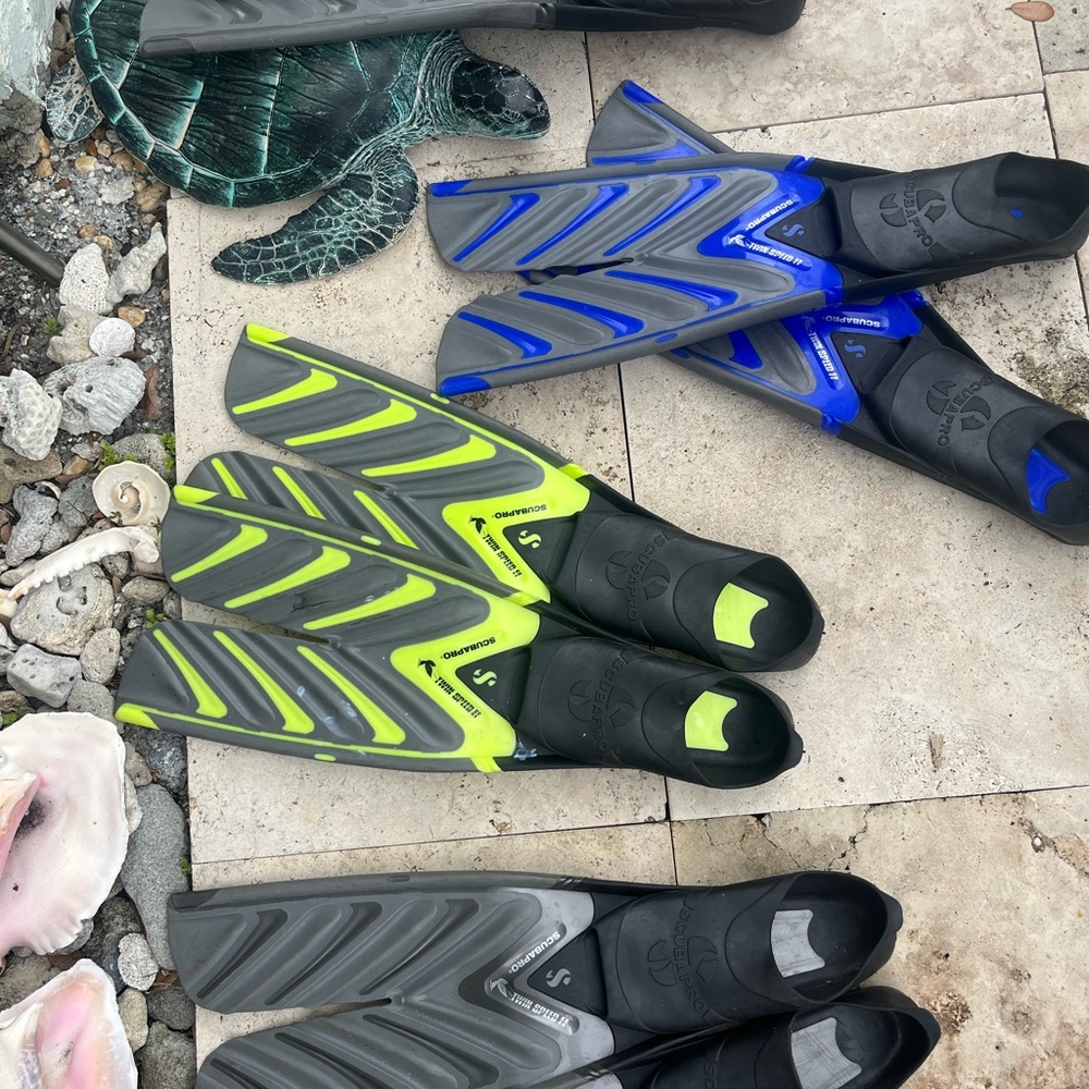 Set of 4 LIKE NEW Adult Swim Fins - Green and Blue - Scubapro